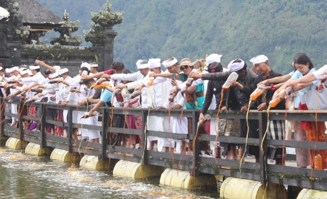 Jakkon Tebar 2 Ton Eco Enzym Di Danau Batur LINTASBALI